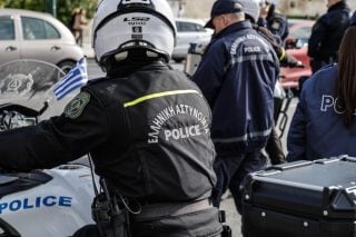 Ληστεία με καλάσνικοφ και βαριοπούλες στα ΕΛΤΑ Λουτρακίου - Άρπαξαν πάνω από 30.000 ευρώ